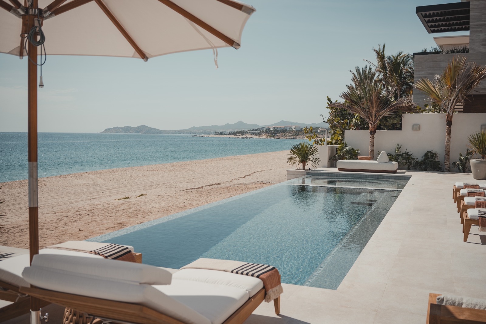 Beachfront residence by Casa María Design